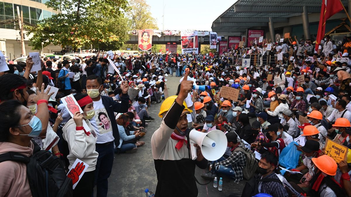 Demonstranti v Barmě auty blokují pohyb armádních sil